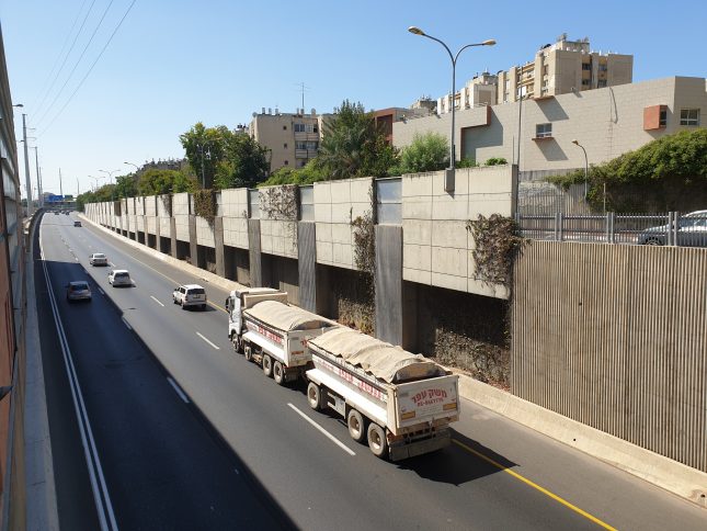 בתים בבת ים בסמוך לכביש בין עירוני. הקרבה לתוואי דרך מרכזי נמצא במתאם לתחלואה חמורה ושכיחה יותר באסתמה