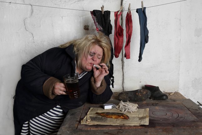 אישה מבוגרת מעשנת. העישון חיזק את ההשפעה של השמנת יתר