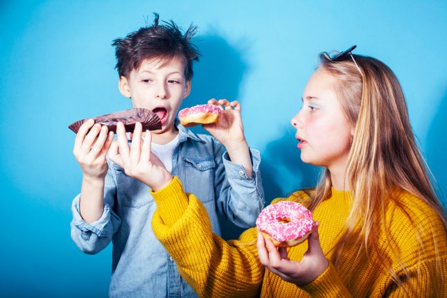 מתבגרים אוכלים דונאטס. אכילה בהיעדר רעב מושפעת עוד מהמצב ברחם?