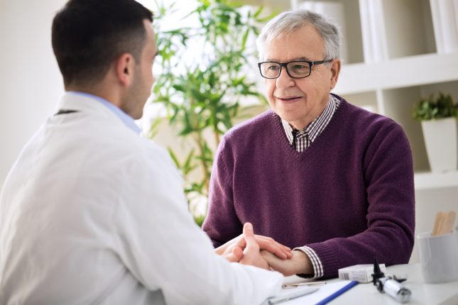 אדם מבוגר בייעוץ רפואי - אילוסטרציה. ייעו המדגיש תסמינים מוקדמים של זיהום עשוי להועיל