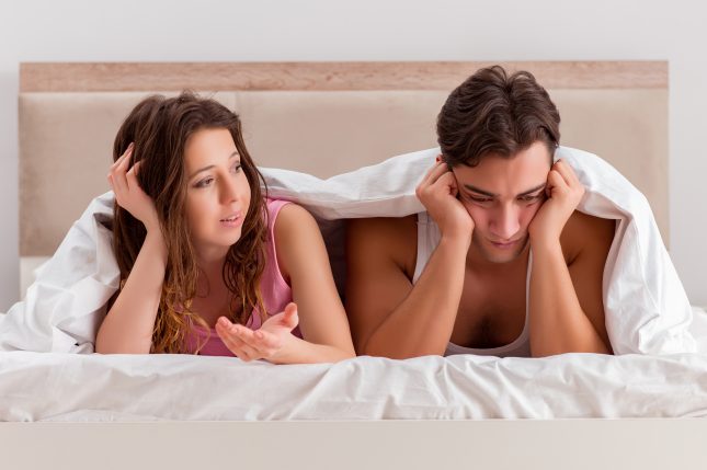 גבר ואישה במיטה. בעיות זיקפה ושפיכה מוקדמת גורמות לעלייה בתדירות של חרדה ודיכאון