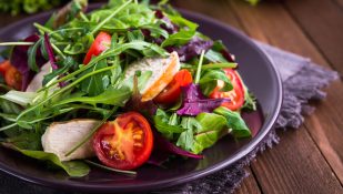 סלט ירקות. תפריט ים תיכוני