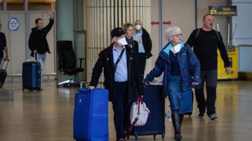 תיירים בנתב"ג. צילום ארכיון: פלאש 90