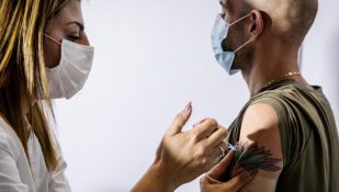 חיסון לקורונה. צילום: אוליביה פיטוסי/ פלאש 90