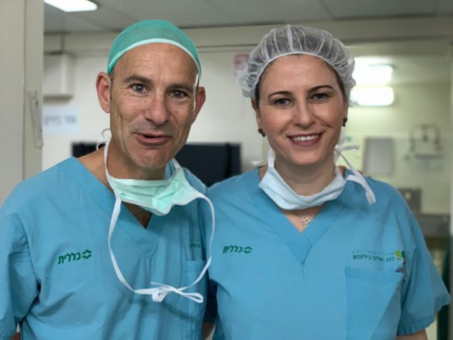 פרופ' אירית בכר, מנהלת מערך העיניים במרכז הרפואי וד"ר גלעד ליטוין, מייסד, יזם ומנהל רפואי חברת CorNeat Vision. צילום: דוברות "בילינסון"