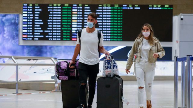 נוסעים חוזרים בנתב"ג. צילום: אוליביה פיטוסי/ פלאש 90