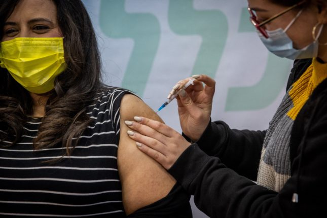 חיסון לקורונה. צילום: יונתן סינדל/ פלאש 90