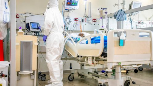 טיפול בחולה קורונה. צילום: יוסי אלוני/ פלאש 90