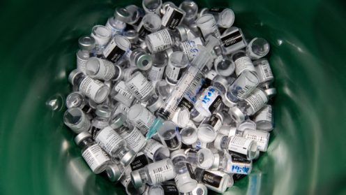 בקבוקוני חיסונים ריקים. צילום: יונתן סינדל/ פלאש 90