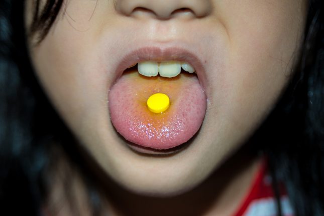 נטילת תרופות בילדים. אילוסטרציה