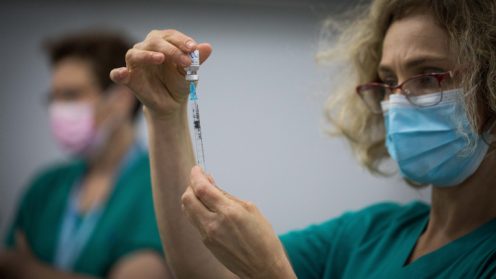 חיסון לקורונה. צילום: יונתן סינדל/ פלאש 90