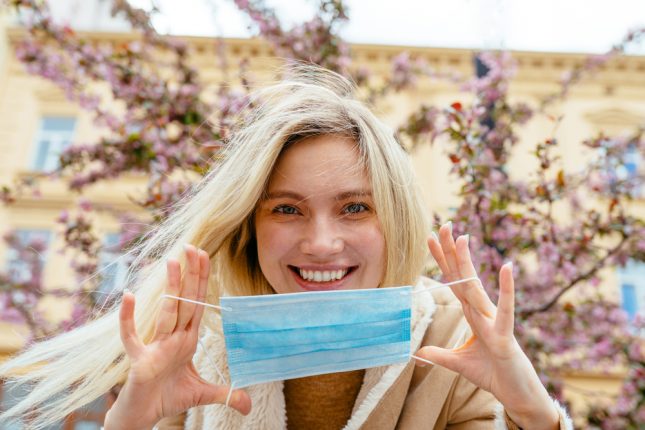 עטיית מסיכות באביב. צילום: שאטרסטוק