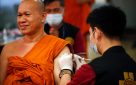 נזיר תאילנדי מקבל את החיסון לקורונה. צילום: שאטרסטוק