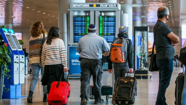 נוסעים בנתב"ג (צילום: יוסי אלוני, פלאש 90)