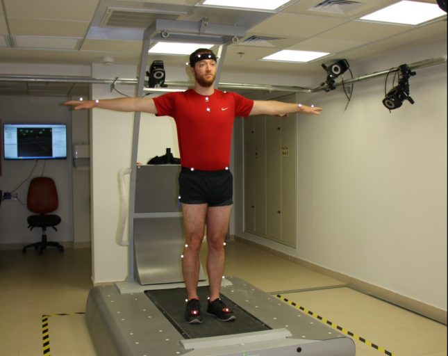 מסוע ממוחשב חושף את המטופל להפרעות לא צפויות בעת ההליכה בכל הכיוונים, ובכך מדמה מצב של איבוד שיווי משקל