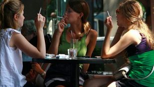 עישון בישראל. צילום: קובי גדעון פלאש 90