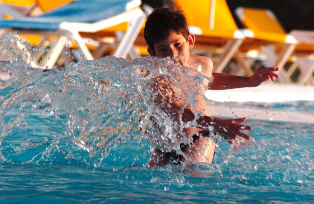 ילד בבריכת שחייה. צילום: נתי שוחט/ פלאש 90