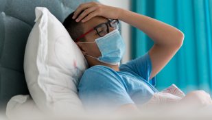 נער חולה בקורונה. אילוסטרציה