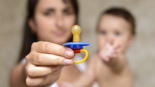 מוצץ, אם ותינוק. אילוסטרציה