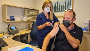 מושתל לב מקבל את מנת הדחף של חיסון פייזר ב"שיבא", תל השומר