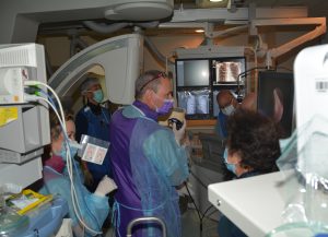 ד"ר אמיר אברמוביץ, מנהל היחידה לרפואת ריאות פולשנית ב"כרמל", מבצע את הבדיקה. צילום: אלי דדון 