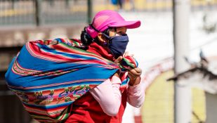 אישה מלימה, פרו, עוטה מסיכת הגנה. צילום: שאטרסטוק