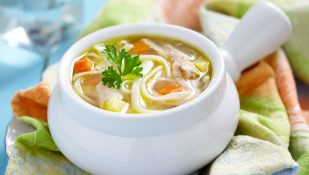 הארוחה לאחר הצום צריכה להיות קלה. לדוגמה, מרק ירקות עם אטריות