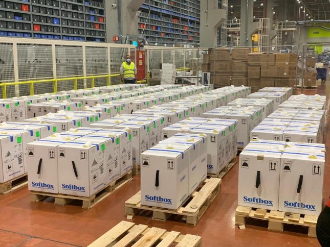 קליטת חיסוני הקורונה לילדים הבוקר במרכז התפעול בשוהם: צילום: טבע סלא