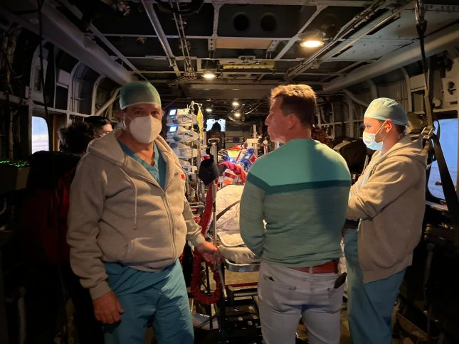 הצוות הרפואי עם התינוק במסוק צה"ל. צילום: דוברות רמב"ם