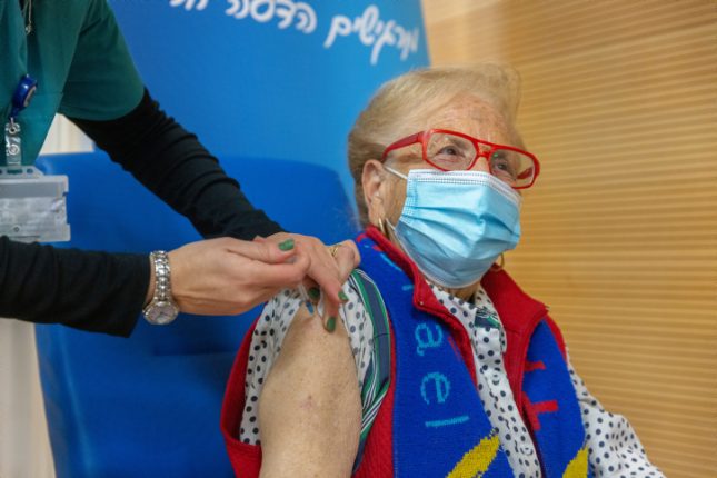 מתן מנת חיסון רביעית. צילוO: אוליביה פיטוסי/ פלאש 90