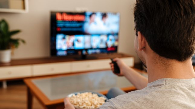 צפייה בטלוויזיה. אילוסטרציה