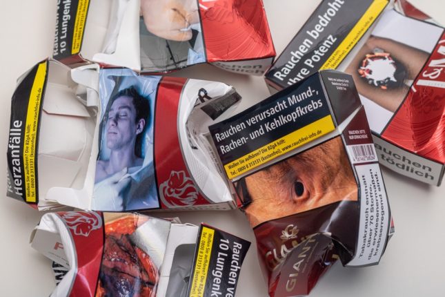 חפיסות סיגריות עם תווית גרפית אילוסטרציה