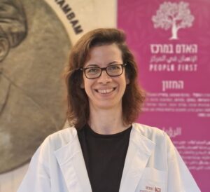 בתמונה: מאיה אברמוביץ', דיאטנית במכון לבדיקות תקופתיות ובמחלקת טיפול נמרץ בקריה הרפואית רמב"ם. צילום: הקריה הרפואית רמב"ם