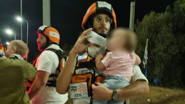 "נתנו להם לשתות והם פשוט גמעו את המים בשנייה. זה הרגיע אותם קצת". צילום: אביחי ישראלוב