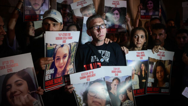 בני משפחות החטופים והנעדרים קוראים להחזרתם ארצה ברחבת מוזיאון תל אביב. צילום: אבשלום ששוני/ פלאש 90