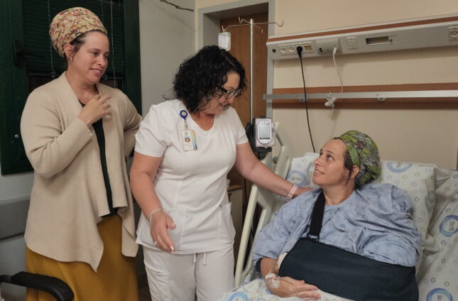 מיכל אלון המאושפזת במרכז הרפואי הלל יפה יחד עם ורוניקה סטרובינסקי- האחות האחראית של המחלקה של המחלקה לכירורגית ב בה היא מאושפזת. לצידה - אחותה התאומה- יעל (1)