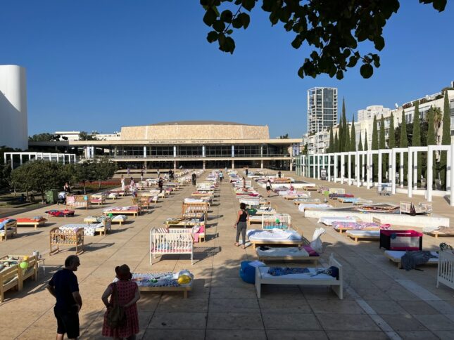 מיצב המיטות הריקות בכיכר הבימה. א (צילום: שאטרסטוק)