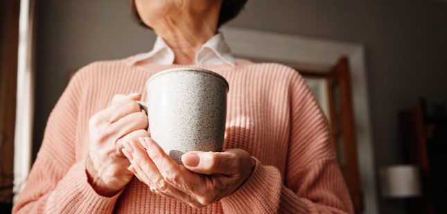 שתיית קפה או תה. אילוסטרציה