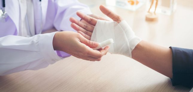 טיפול בכוויות. אילוסטרציה